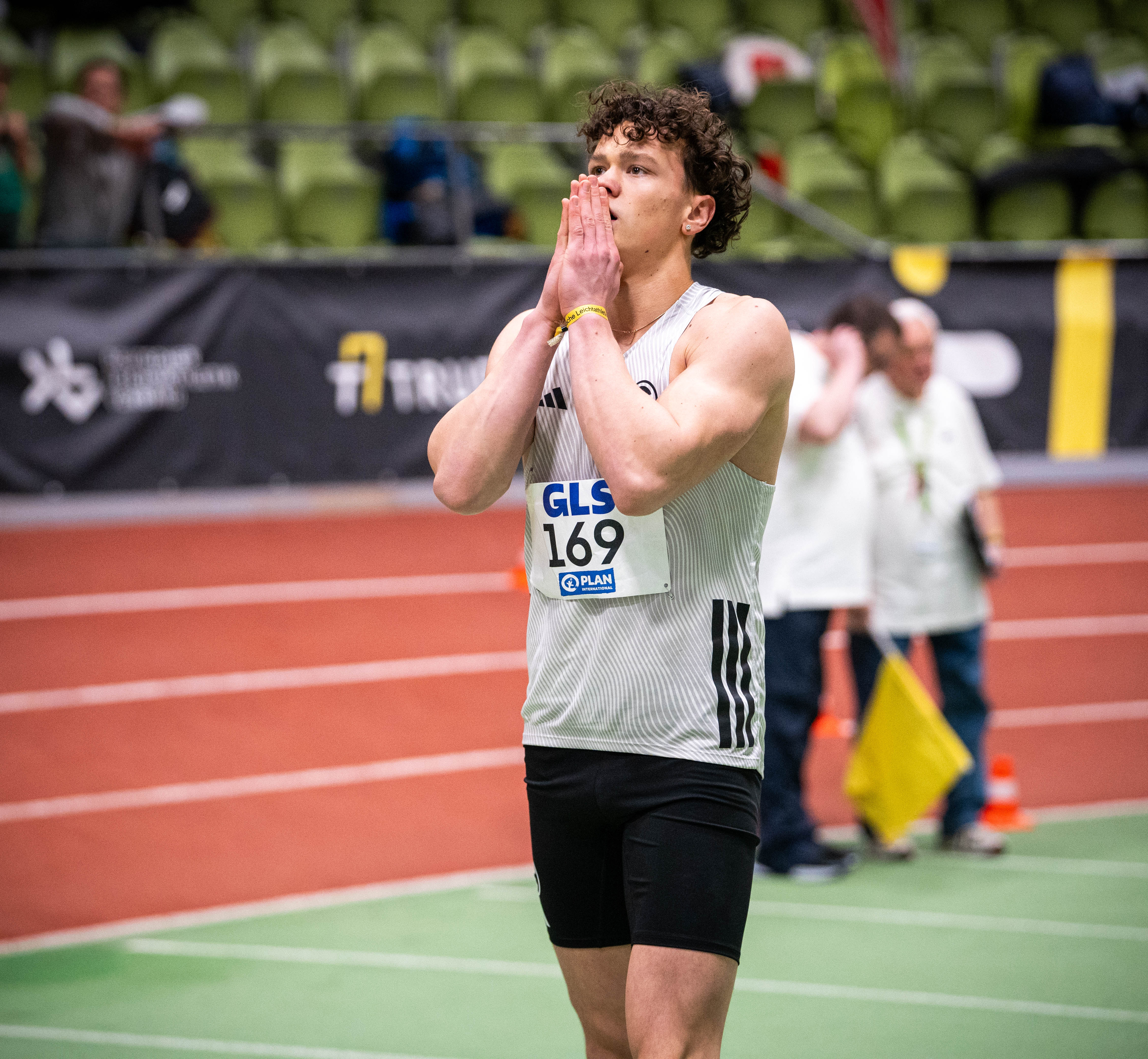 Schmidt Lennox (SCC Berlin) 60m Männliche Jugend U20 mit blick zur Uhr, Deutsche Jugend Hallen Meisterschaften 2026 Glaspalast Sindelfingen, Sindelfingen (Baden-Württemberg, Deutschland)Foto: Joshua Kühn