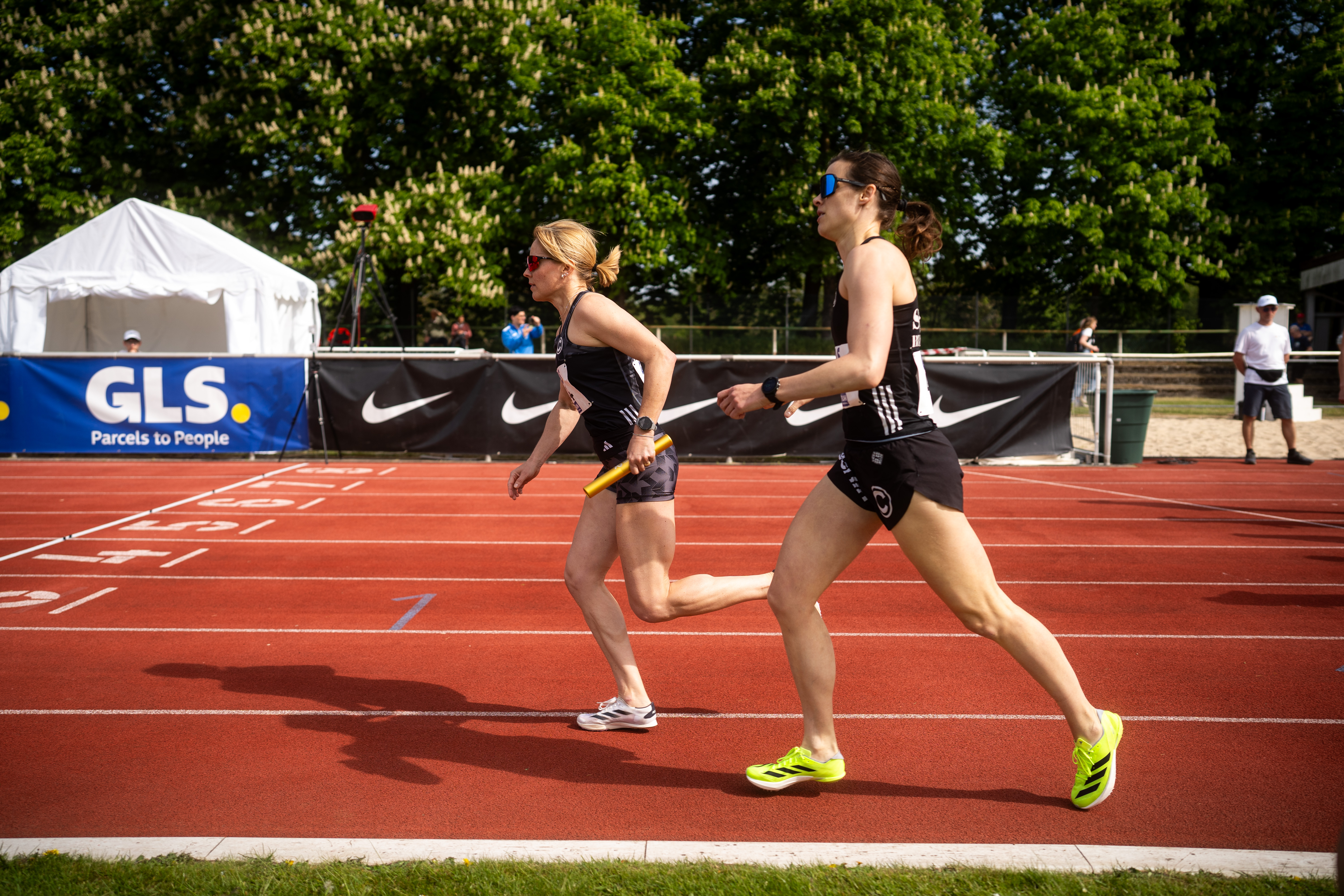 Staffel übergäbe 4x400M W35 SCC Berlin, Deutsche Meisterschaften Langstaffel 2026 im Otto-Schade-Stadion, Celle (Niedersachsen, Deutschland)Foto: Joshua Kühn